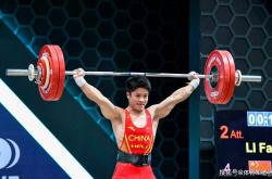 英雄联盟总决赛赛程-举重比赛进行中，运动员尽力争取领先地位