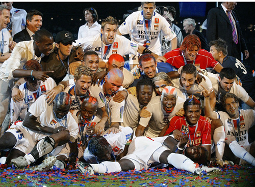 里昂队在法国足球联赛中居首迎来胜利