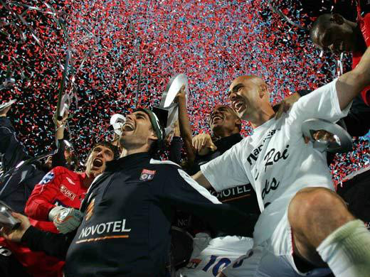 里昂队在法国足球联赛中居首迎来胜利