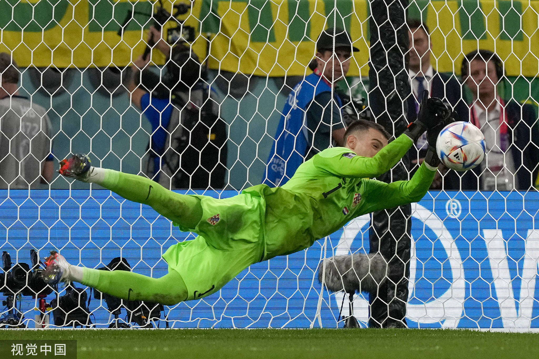 包含门将罗伯特完成了一次关键扑救的词条