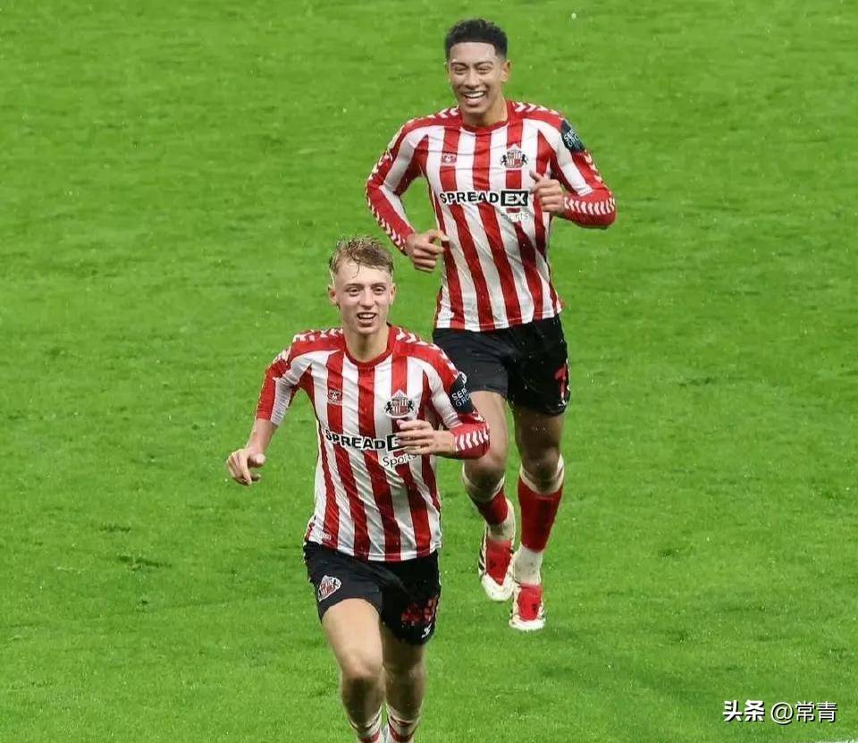 利兹联主教练点赞球员努力，全队精神饱满的简单介绍