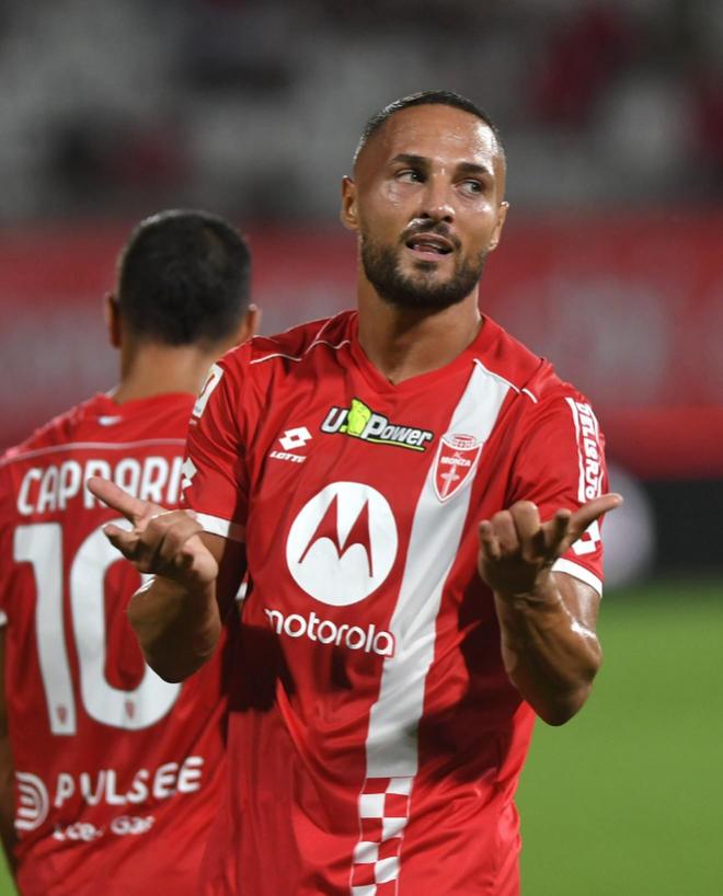 包含意大利国脚备战国际赛事，瞄准冠军的词条