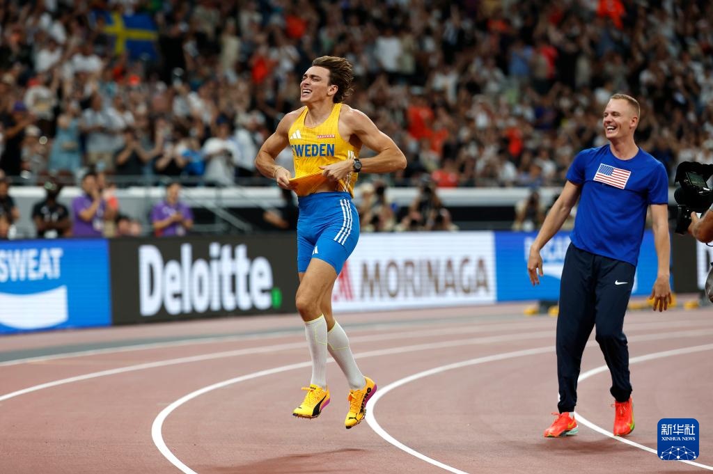 田径选手刷新世界纪录，震撼全场