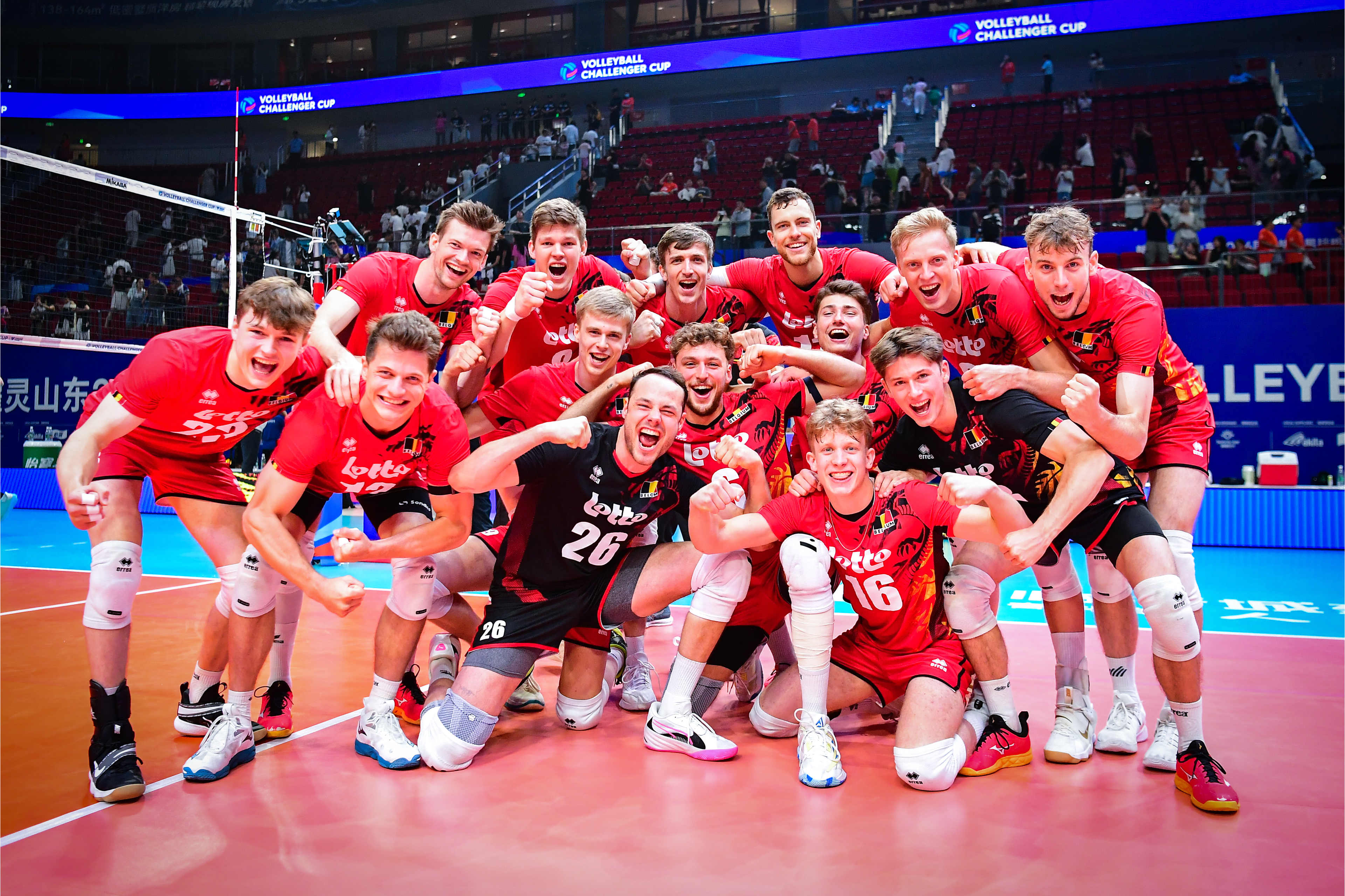 世界顶尖队伍角逐，冲刺赛场荣耀争夺