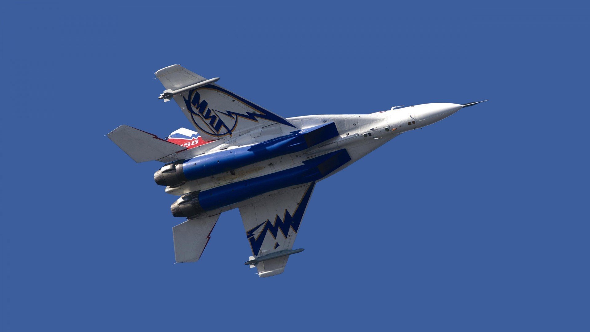 终场哨与终点线,双城记的两种巅峰对决