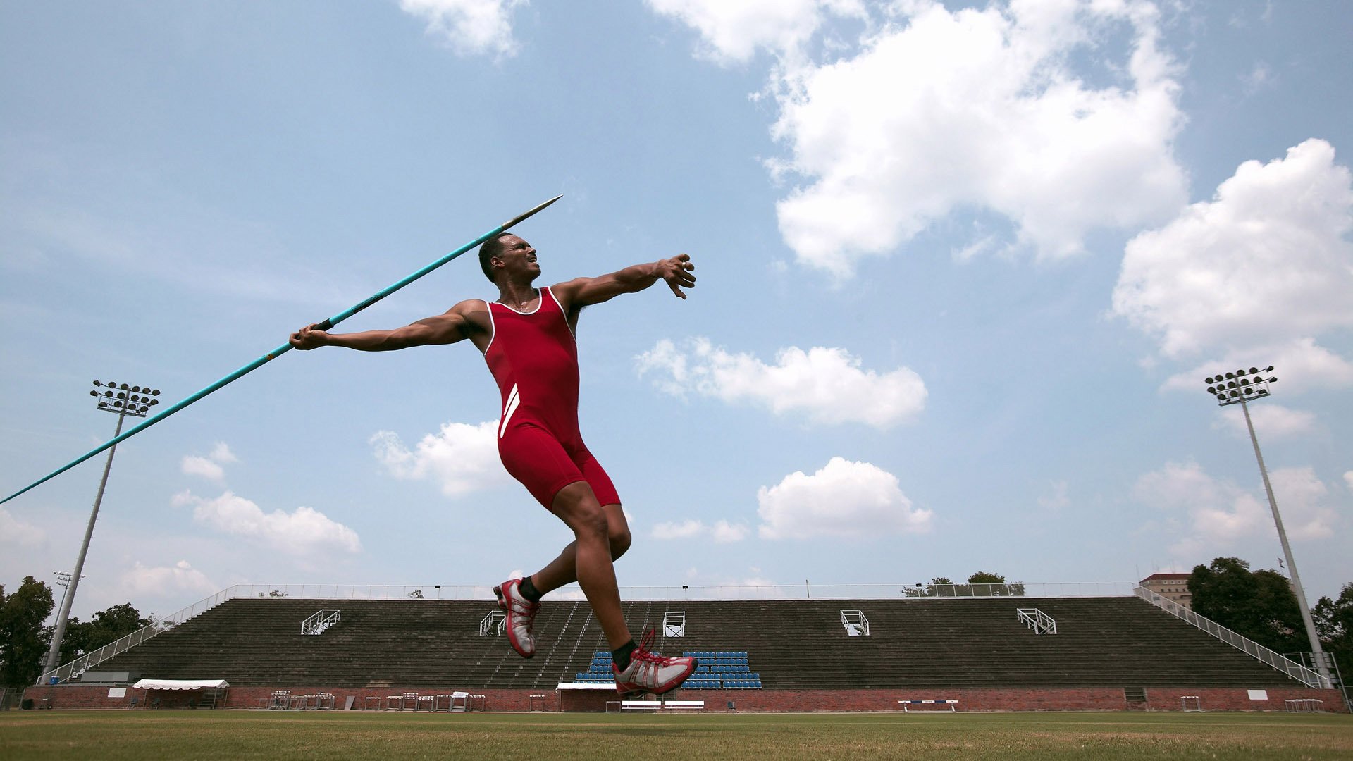 太阳用霍勒迪焊死胜利,当沉默的持球手亮出致命獠牙